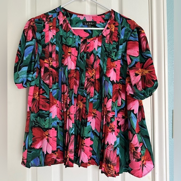 Nicole Miller Tops - Nicole Miller Floral Blouse with Puff Sleeve size XL